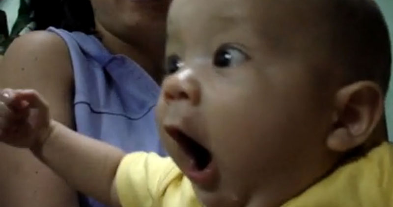 Bebê fica alucinado assistindo ao clipe do Cocoricó